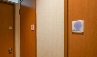 男女別のトイレで女性も安心！ - chill inn 上野【上野駅2分】3月オープン 【上野駅2分】3月OPEN 直前割/100㌅スクリーン/35名の室内の写真
