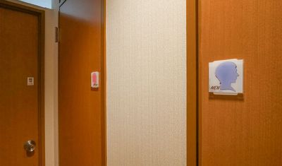 男女別のトイレで女性も安心！ - chill inn 上野【上野駅2分】3月オープン 【上野駅2分】3月OPEN 直前割/100㌅スクリーン/35名の室内の写真