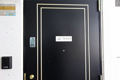 ドア - レンタルサロンtreat中目黒 完全個室プライベートサロンの入口の写真