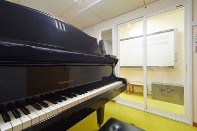 無線ＬＡＮ有り、オンライン・レッスンにも利用できます。 - パンテサロン【横浜センター北駅前】🎹ピアノ📶WIFI 防音室Ａ【駅前１分】🎵グランドピアノの室内の写真