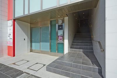 建物正面。
この階段を上がってすぐの左が防音室のある店舗となります - パンテサロン【横浜センター北駅前】🎹ピアノ📶WIFI 防音室Ａ【駅前１分】🎵グランドピアノの外観の写真