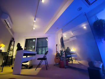 明るさが調節できる照明を複数箇所に設置。 - XP&(エクスパンド) [東高円寺] 音楽マンション：24時間楽器演奏OKな完全防音スタジオ！の室内の写真