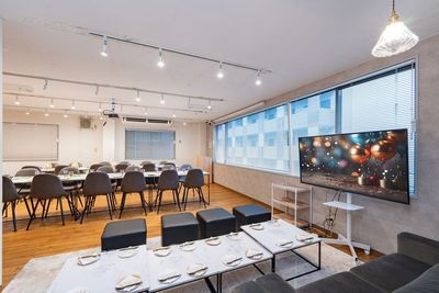 10名着席できるソファエリアには大型テレビ - LAMP（ランプ）五反田駅西口店 【設備無料】五反田駅西口｜パーティ/会議/多目的【ANP03】の室内の写真