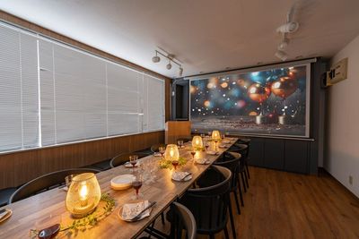 大型スクリーンで鑑賞可能 - LAMP（ランプ）五反田駅西口店 【最大40名】五反田駅西口｜パーティ/会議/多目的【KTY02】の室内の写真