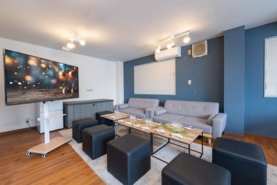 広々したソファエリア - LAMP（ランプ）五反田駅西口店 【最大40名】五反田駅西口｜パーティ/会議/多目的【KTY02】の室内の写真