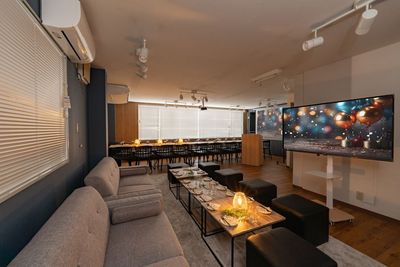 大型スクリーン以外にテレビもあります - LAMP（ランプ）五反田駅西口店 【最大40名】五反田駅西口｜パーティ/会議/多目的【KTY02】の室内の写真