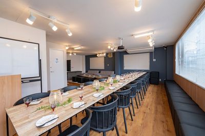 ゆったり20名が座れるテーブル - LAMP（ランプ）五反田駅西口店 【最大40名】五反田駅西口｜パーティ/会議/多目的【KTY02】の室内の写真