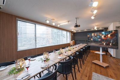 窓が多いので明るい雰囲気 - LAMP（ランプ）五反田駅西口店 【最大40名】五反田駅西口｜パーティ/会議/多目的【KTY02】の室内の写真