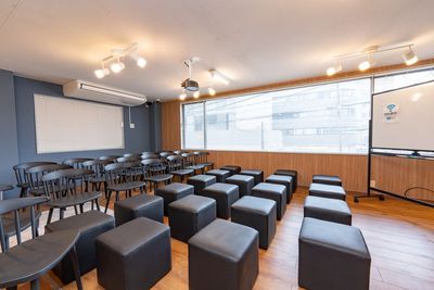 大人数のセミナーにも対応 - LAMP（ランプ）五反田駅西口店 【最大40名】五反田駅西口｜パーティ/会議/多目的【KTY02】の室内の写真