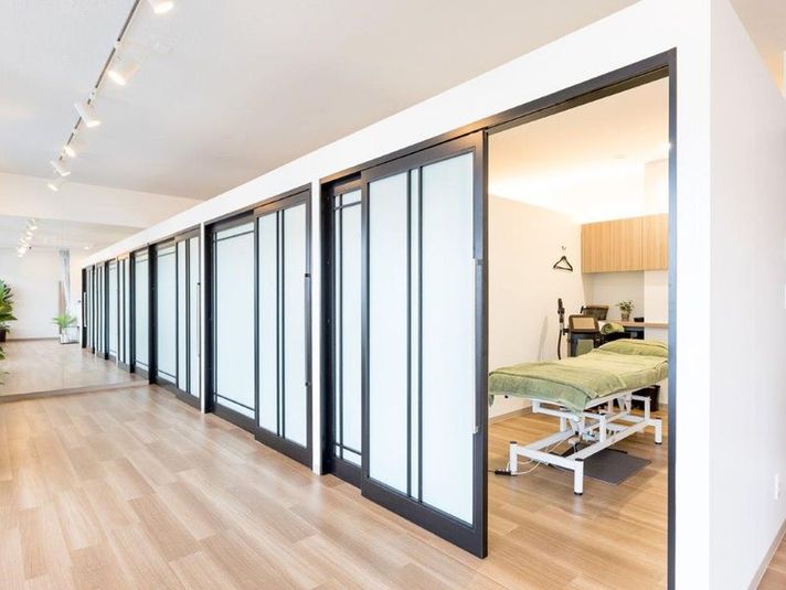 個室、ベッド付きスペース - マゼルビューティー前橋