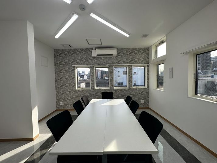 光が差し込む明るい会議室になってます - いいオフィスファーストスペース 貸し会議室(4階）の室内の写真