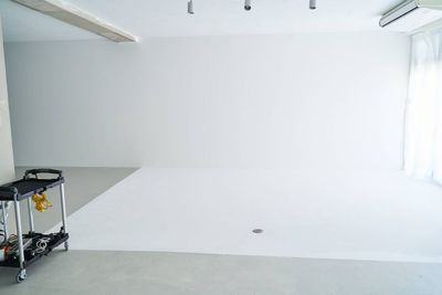 白ホリゾント（幅4.4M×奥行3.8M） - CAMOME STUDIO 自然光の入る90平米の広々したスタジオ。機材の無料貸し出しも充実の室内の写真