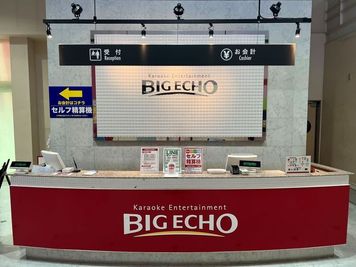 カラオケビッグエコー レインボー店  《9～10名用》カラオケルーム【サイズL】の室内の写真