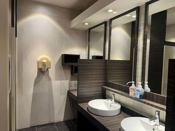 カラオケビッグエコー レインボー店  《9～10名用》カラオケルーム【サイズL】の室内の写真