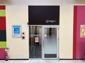 カラオケビッグエコー レインボー店  《9～10名用》カラオケルーム【サイズL】の室内の写真