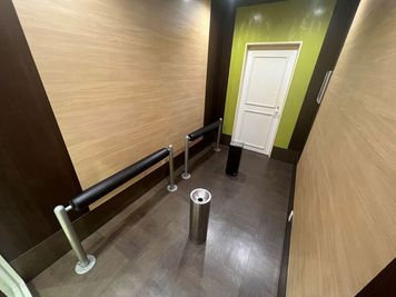 カラオケビッグエコー レインボー店  《9～10名用》カラオケルーム【サイズL】の室内の写真