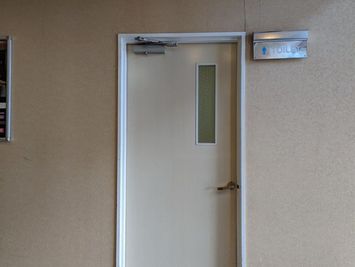 カラオケバナナクラブ＆ビッグエコー サンフラワー店 《1～4名用》カラオケルーム【サイズS】の室内の写真