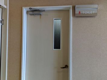 カラオケバナナクラブ＆ビッグエコー サンフラワー店 《1～4名用》カラオケルーム【サイズS】の室内の写真