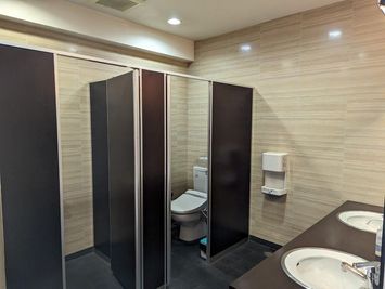 カラオケバナナクラブ＆ビッグエコー サンフラワー店 《1～4名用》カラオケルーム【サイズS】の室内の写真