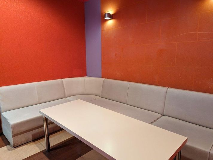 《5～8名用》カラオケルーム【サイズM】 - カラオケバナナクラブ＆ビッグエコー サンフラワー店