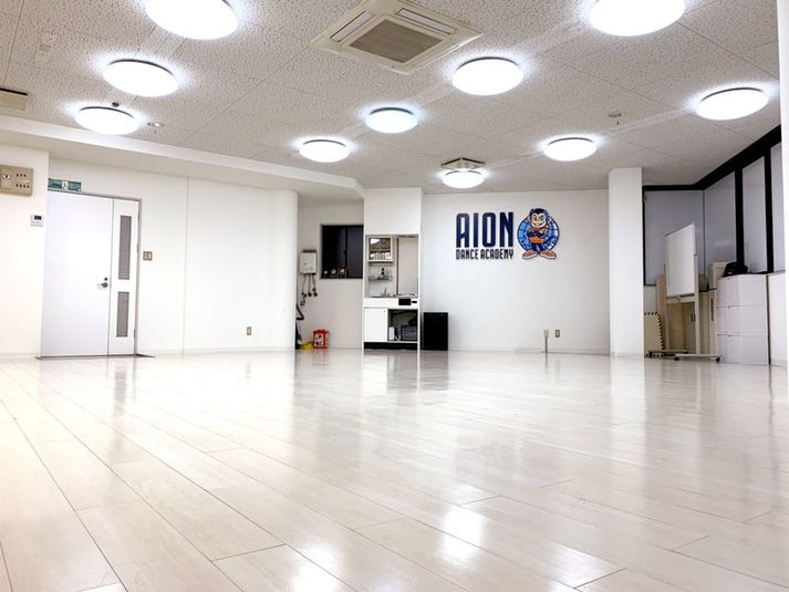 壁一面の巨大鏡！！白を基調としたナチュラルな明るいスタジオ★ - 石川県AION内灘スタジオ 内灘スタジオの室内の写真