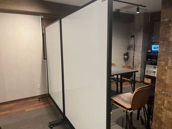 ホワイトボードをパーテーションとしてご利用できます。 - 田町駅徒歩7分のレンタルスペース！オンライン会議やイベントも◎ 田町｜シバスペ｜SHIBAURA space（38名着席可）の室内の写真