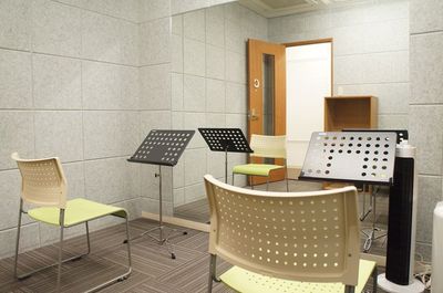 鏡を使った個人レッスン用のレイアウト例。防音なので楽器演奏にも適しています。（アンプは使用不可） - はいから個室スタジオ　大森店 Cスタジオ／個人練習専用の個室～楽器・ダンス・ バレエ・ ヨガの室内の写真