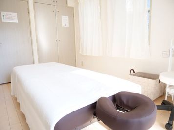 施術ベッド - レンタルサロンLiLi 藤沢 レンタルサロンLiLi 藤沢 藤沢駅5分 完全個室型サロンの設備の写真
