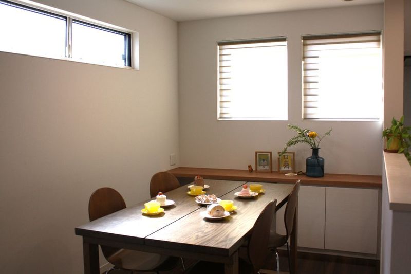 4人掛けテーブルと
MAX10人まで座れるチェア・テーブルの用意があります - 憩いの自由スペース「marbles_1407」 キッチン付きレンタルスペースの室内の写真