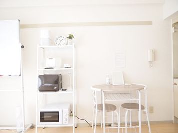 タオルウォーマー、電子レンジ、ホワイトノイズ、スピーカー、空気清浄機、Wifi、カウンセリングテーブル - レンタルサロンLiLi 藤沢 レンタルサロンLiLi 藤沢 藤沢駅5分 完全個室型サロンの設備の写真