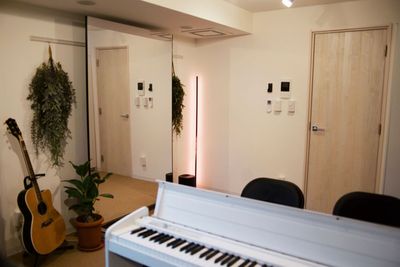 電子ピアノ＋アコギも完備で様々な音楽レッスンも可能。個人練習にも最適◎ - XP&(エクスパンド) [東高円寺] 音楽マンション：24時間楽器演奏OKな完全防音スタジオ！の設備の写真