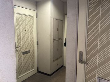 3階の一番左303号室です - 467_シアタールームJIZAI目黒 レンタルスペースの室内の写真
