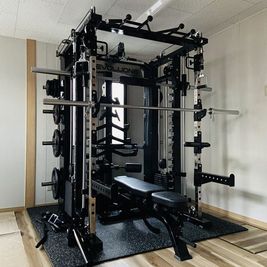 ベルハウス 新築の一軒家のトレーニング器具が豊富なシャワーつきジムの設備の写真