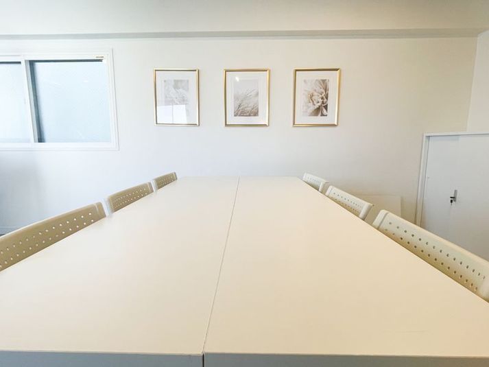 例）6人掛けのご利用例。テーブルは3台、最大9人まで着席可能です - 日吉会議室 会議室の室内の写真