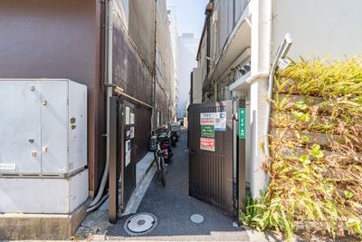 建物敷地内への入口です - SPACE ROUGH横浜関内 21～30名様専用　横浜関内パーティースペースの入口の写真