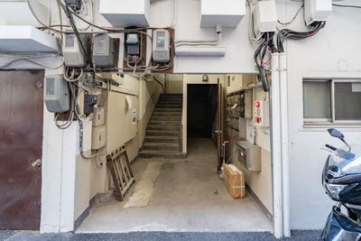 こちらの階段から4階へお上がりください - SPACE ROUGH横浜関内 21～30名様専用　横浜関内パーティースペースの入口の写真