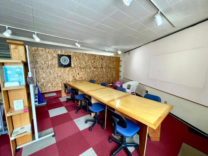 １０名程度の会議やイベント等が可能なスペース。 - くしろフィス｜釧路駅前のコワーキング＆シェアオフィス セミナーブースの室内の写真