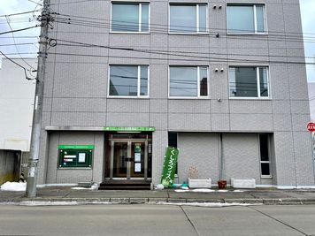 扉を開けて2階までおあがりください - くしろフィス｜釧路駅前のコワーキング＆シェアオフィス セミナーブースの外観の写真