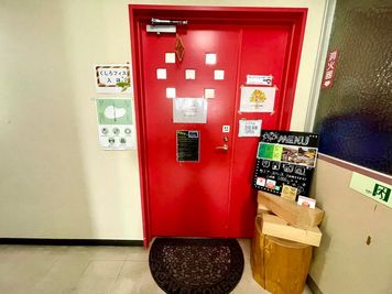 2階の赤い扉を開けて頂くと中にスタッフが居ますのでお声がけください - くしろフィス｜釧路駅前のコワーキング＆シェアオフィス セミナーブースの入口の写真