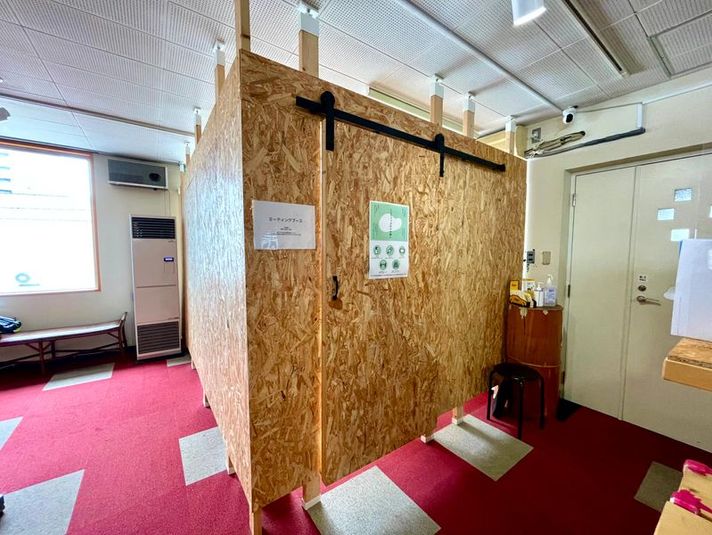 壁と扉で仕切られた半個室 - くしろフィス｜釧路駅前のコワーキング＆シェアオフィス オンラインミーティングブースの外観の写真