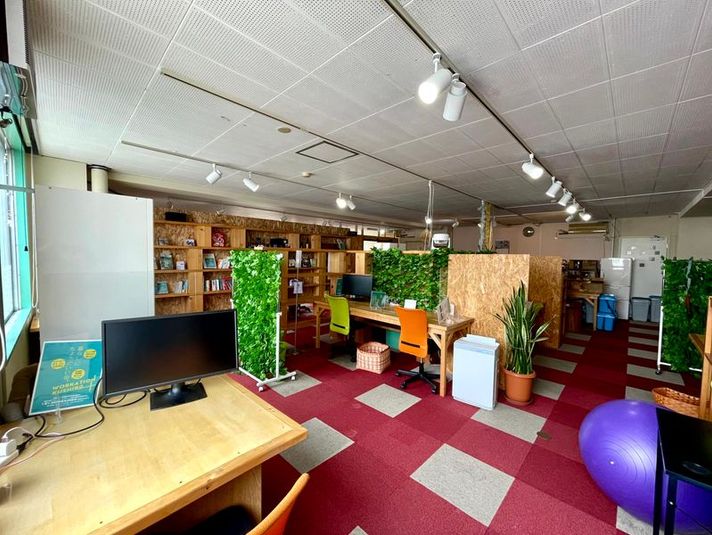 広々とした空間でのんびり過ごせます - くしろフィス｜釧路駅前のコワーキング＆シェアオフィス コワーキングブースの室内の写真