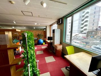 無料で使用できるモニター多数ご用意 - くしろフィス｜釧路駅前のコワーキング＆シェアオフィス コワーキングブースの室内の写真