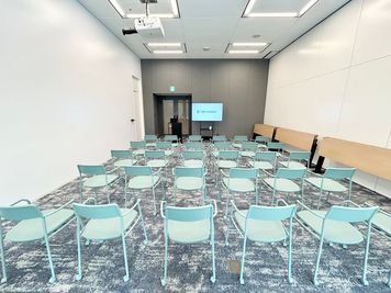 【机と椅子は全てキャスター付きなので、レイアウト変更も簡単にできます☆】 - TIME SHARING 勝どき 晴海トリトン X棟 Conference Room Ⅱの室内の写真