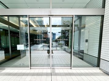 【風除室側出入口】 - TIME SHARING 勝どき 晴海トリトン X棟 Conference Room Ⅲの入口の写真