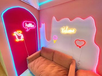 famispe池袋1st KADOKAWA出版の本に特集されました㊗️パーティー🎉デートの室内の写真