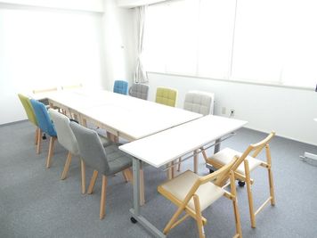 ＜フルーツ会議室 大通＞ 多目的スペースの室内の写真