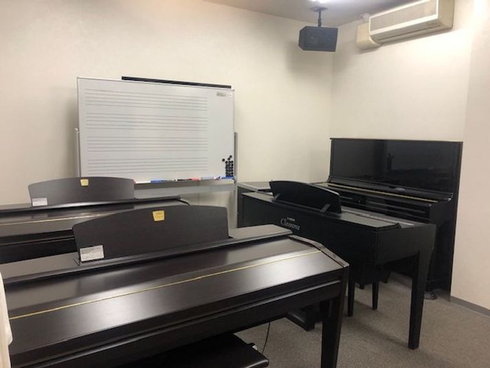 アップライトピアノYU30　1台
CVP503　2台
CVP505　2台
CVP705　1台 - ミュージックアベニュー新宿リフラ・プラス アップライトピアノ＆電子ピアノ部屋M9番教室の室内の写真