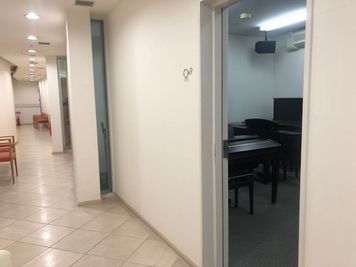 ミュージックアベニュー新宿リフラ・プラス アップライトピアノ＆電子ピアノ部屋M9番教室の室内の写真