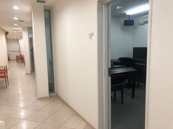 ミュージックアベニュー新宿リフラ・プラス アップライトピアノ＆電子ピアノ部屋　Room９の室内の写真
