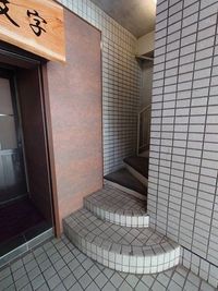 「小料理　小文字」という小料理屋さんがある建物です。
1階入口も狭くて、少し奥まった所に階段があります。
この建物の4階 - 小倉アート貸し会議室 徒歩4分12名可、綺麗でテレワークに最適 最大12名、テレワーク最適スペースの室内の写真